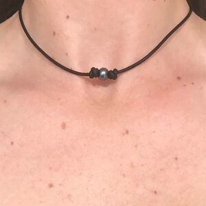 𝅺FRESHWATER Peacock Pearl & Black Leather Choker Necklace. Handmade to or…